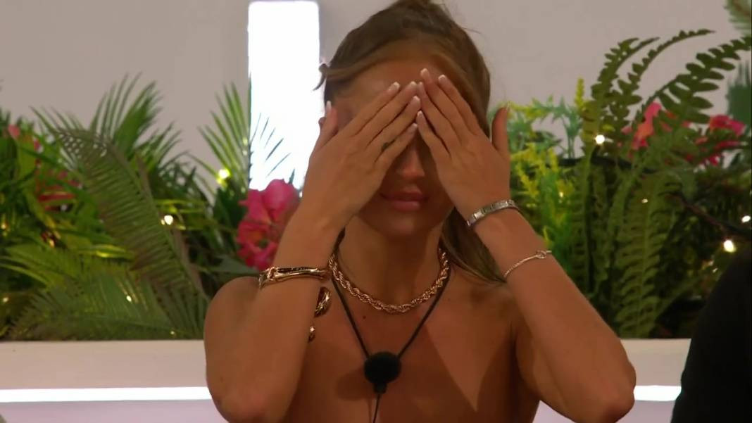 Yarışmacılar utancından bakamadı. Canlı yayında doğruluk mu cesaret mi oynadılar. - Resim: 3